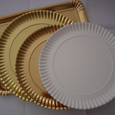 Três pratos descartáveis, dois dourados redondos e um branco redondo