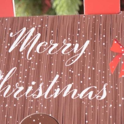 Embalagem de presente com texto Merry Christmas, padrão madeira e flocos de neve