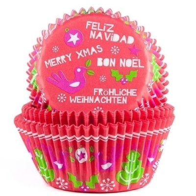 Formas para bolos vermelhas com motivos natalícios e várias frases de Feliz Natal em diferentes línguas.