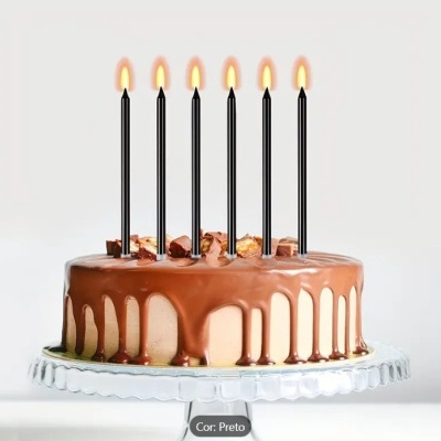 Bolo redondo com velas pretas acesas e cobertura de chocolate