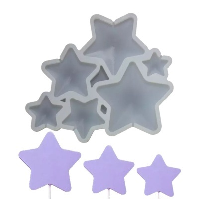 Moldes de estrelas em plástico branco e estrelas lilases em palitos.