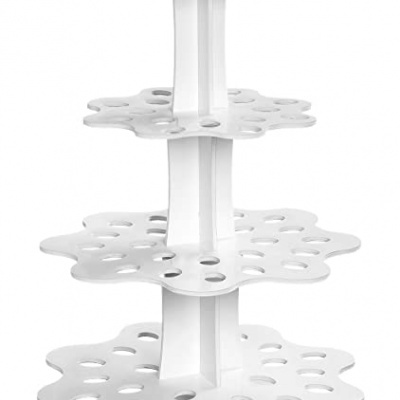 Suporte branco de quatro níveis em formato de flor com buracos circulares