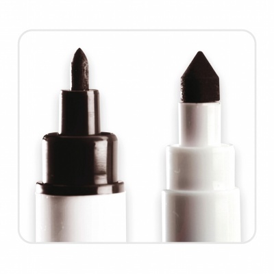 Dois marcadores permanentes com pontas de feltro pretas em fundo branco