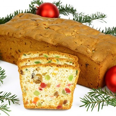 Bolo de frutas com frutas coloridas, ramos de pinheiro e bolas vermelhas de Natal