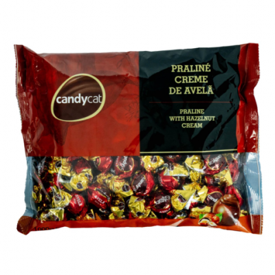 Pacote de doces Candycat Praliné Creme de Avelã com embalagem vermelha, preta e dourada
