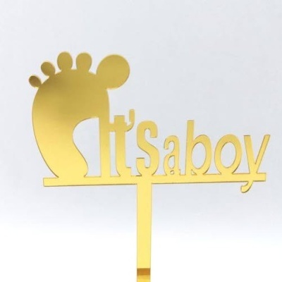 Topo de bolo dourado em acrílico com design de pé de bebé e texto 'It's a boy'