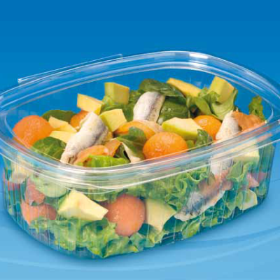 Embalagem plástica transparente com salada mista colorida