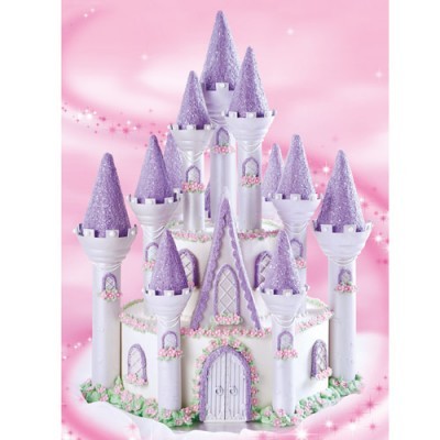 Bolo em forma de castelo com torres roxas e detalhes florais num fundo rosa