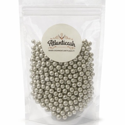 Pacote transparente com esferas prateadas e etiqueta Atlanticash