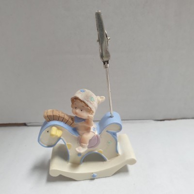 Suporte para notas com bebé sentado em cavalo de baloiço azul e branco