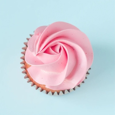 Cupcake com cobertura rosa em fundo azul claro