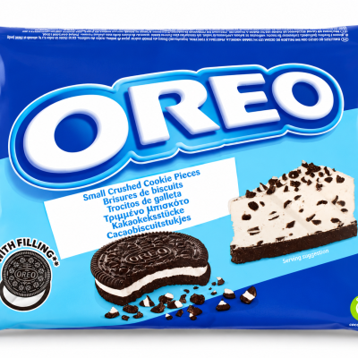 Pacote de biscoitos Oreo com pedaços esmagados e fatia de sobremesa