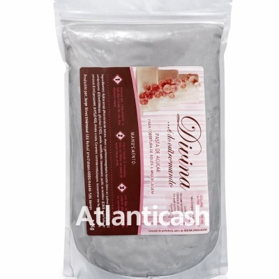 Saco transparente com pasta de açúcar para cobertura de bolos, rótulo branco e rosa com texto e instruções