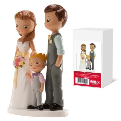 Figuras decorativas de noivos e criança em roupa formal com caixa