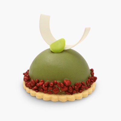 Sobremesa verde decorada com bagas vermelhas e ornamento branco
