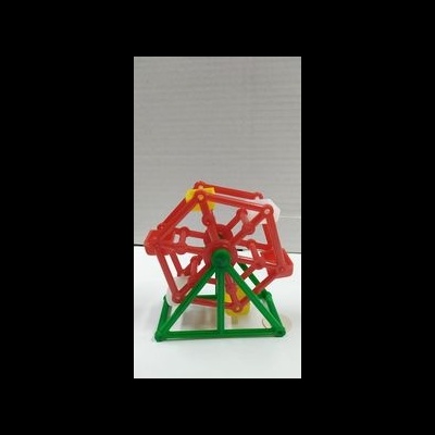 Brinquedo de roda gigante plástico vermelha, amarela e verde sobre fundo branco