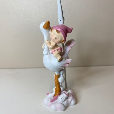 Figurine decorativa de bebé numa cegonha
