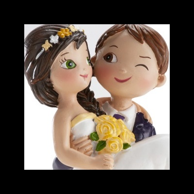 Figura cerâmica de noivos, noiva com vestido branco e flores amarelas, noivo com fato azul.