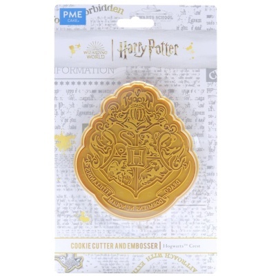 Cortador e carimbador de bolachas dourado com brasão de Hogwarts em embalagem de cartão