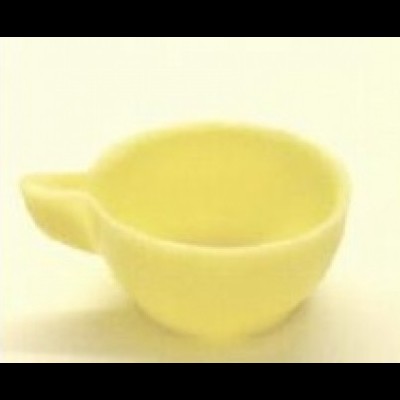 Chávena amarela pequena com asa sobre superfície clara