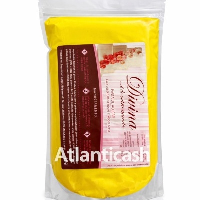 Pacote amarelo de pasta de açúcar para bolos da marca Divina com rótulo branco e rosa