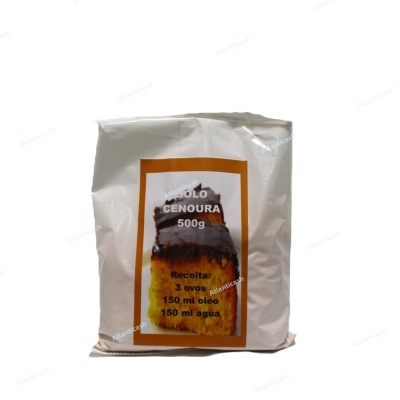 Embalagem branca de bolo de cenoura 500g com etiqueta de receita.