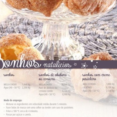 Sonhos natalícios com açúcar e canela em suporte de vidro, texto de receita em português.