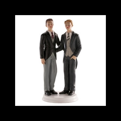 Estatueta de dois homens com fato formal em base branca.