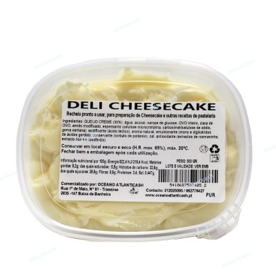 Embalagem plástica transparente com cheesecake e rótulo branco com texto preto