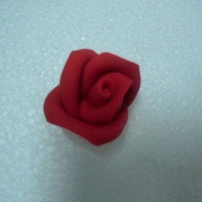 Rosa vermelha feita de material macio sobre superfície branca texturizada