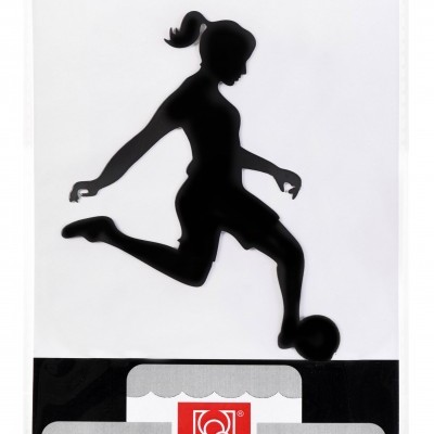 Cake topper metálico preto com silhueta de mulher a chutar bola