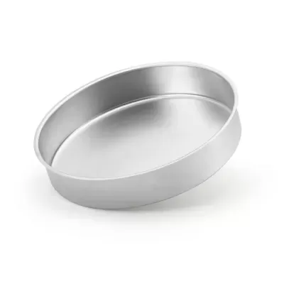 Forma de bolo redonda e metálica com laterais altas sobre fundo branco