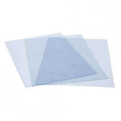 Folhas quadradas transparentes azuis sobrepostas em fundo branco