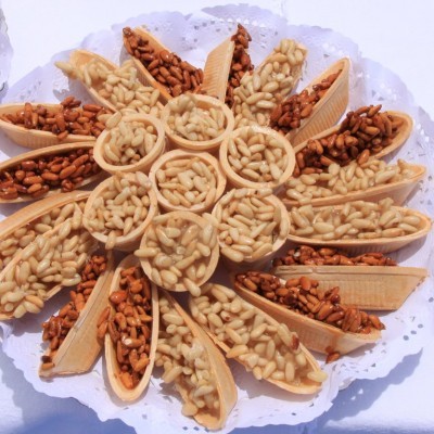 Barquinhos e cones com amendoim caramelizado em prato branco