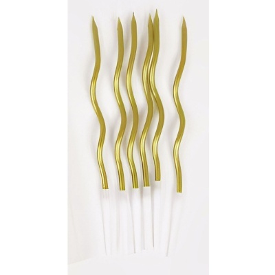 Seis velas douradas onduladas com base branca em fundo branco