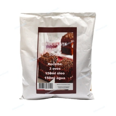 Pacote branco de mistura para bolo com rótulo e receita visível.