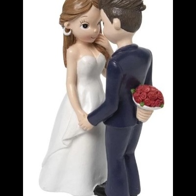 Figura decorativa de noivos, noiva de vestido branco e noivo de fato azul com bouquet de flores
