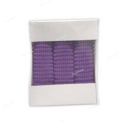 Pacote com três molas elásticas para cabelo roxas em caixa branca com janela transparente