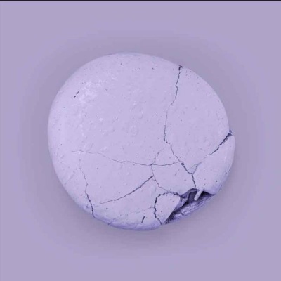 Pastilha efervescente lavanda clara fissurada