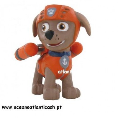 Brinquedo de cão castanho com capacete e colete laranja e símbolos visíveis sobre fundo branco