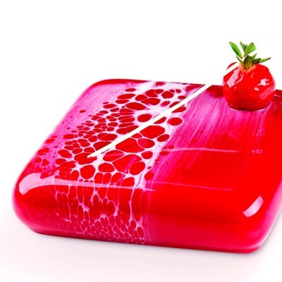 Bolo quadrado com cobertura vermelha e morango no topo