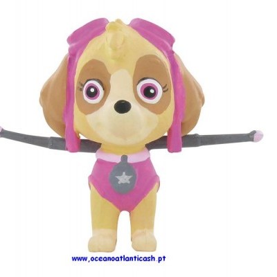 Figura de cão amarelo claro e bege com roupa rosa e capacete, braços estendidos