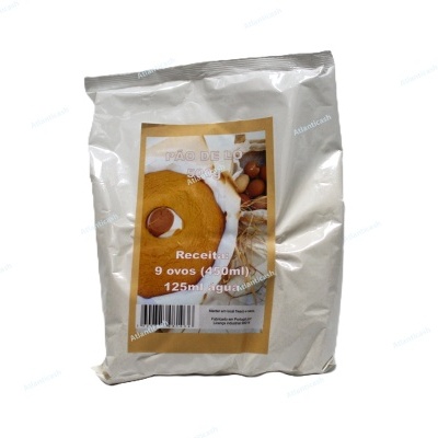 Pacote branco de mistura para bolo com imagem de bolo e ovos, texto e código de barras