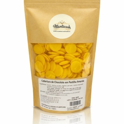 Saco de papel com pastilhas amarelas e etiquetas com texto e código de barras.