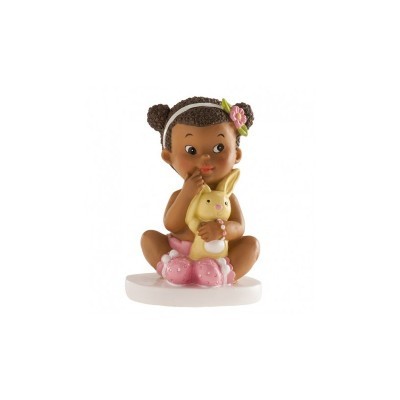 Figurina de bebé castanho escuro com coelho amarelo e base branca