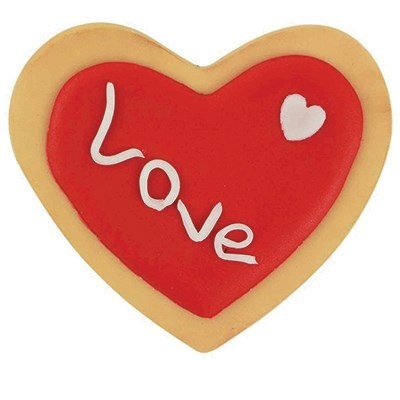 Biscoito em forma de coração com cobertura vermelha e bege decorado com palavra Love e pequeno coração branco