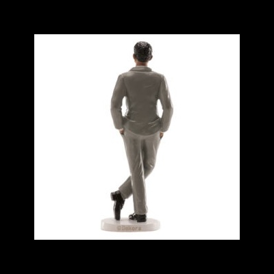 Estatueta de homem de fato cinzento e sapatos pretos sobre base branca com texto Donoro