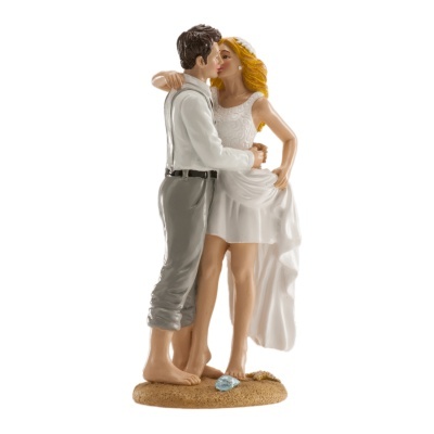 Figura decorativa de casal abraçado com base de areia e concha
