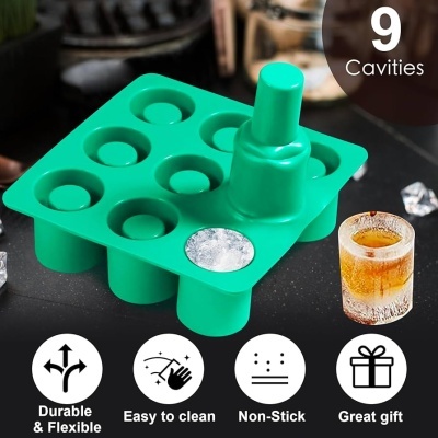Forma silicone verde 9 cavidades com cubos de gelo e copo de bebida
