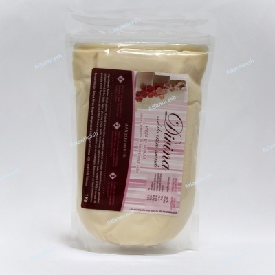 Pacote plástico com conteúdo branco em pó e rótulo rosa com texto Prima